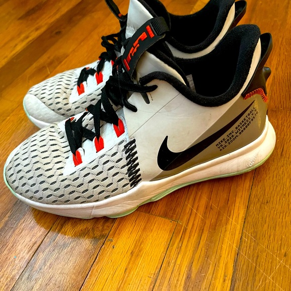 Nike Basketball Shoes - 7Y - Picture 2 of 6